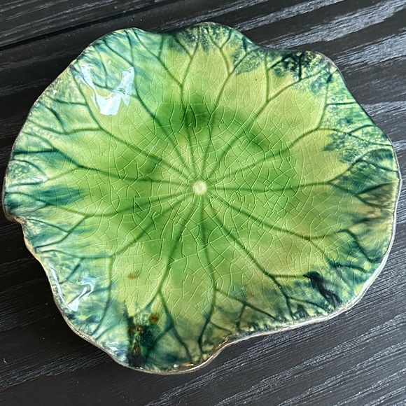 ARHAUS New  8.5" Lily Pad Green Hand Crafted Garden Ceramic Decor Plate rare - Picture 1 of 6